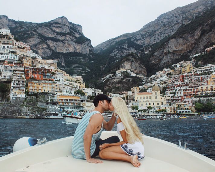 couples_coordinates_5_romantic_places_for_couples_on_the_amalfi_coast_positano_boat