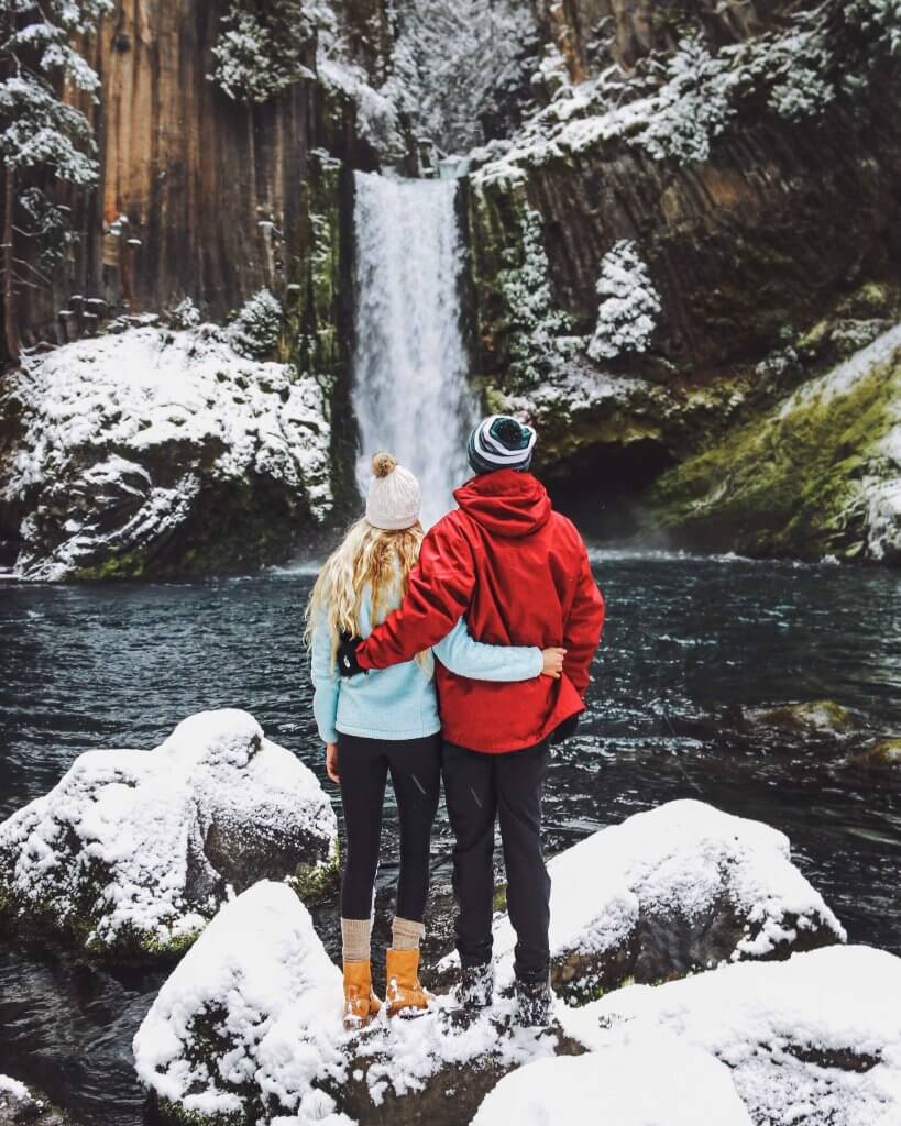 couples coordinates things to do in oregon toketee falls michael and alex in the snow